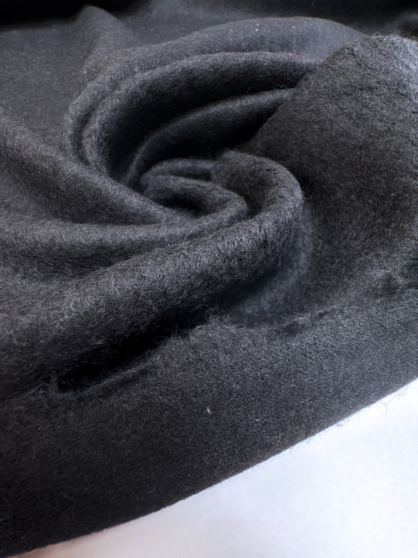 Schwarze Pailletten Wolle Strickware